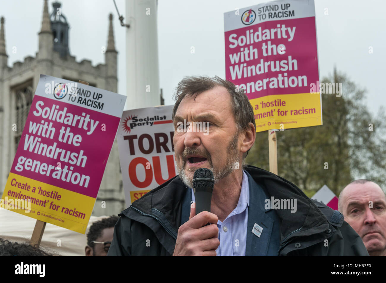 Londres, Royaume-Uni. 30 avril 2018. Secrétaire Général NEU Kevin Courtney parle lors de la manifestation à l'appui de la pétition appelant à la fin de la déportation des migrants dans le 'Windrush generation' qui est arrivé en Grande-Bretagne entre 1948 et 1971. Il demande au gouvernement de modifier la charge de la preuve, ce qui signifie qu'ils sont maintenant tenus de prouver leur droit de rester, et d'offrir une compensation pour toute perte et blessé.. re pendant de nombreuses années, de payer des impôts et à élever leurs familles il Crédit : Peter Marshall/Alamy Live News Banque D'Images