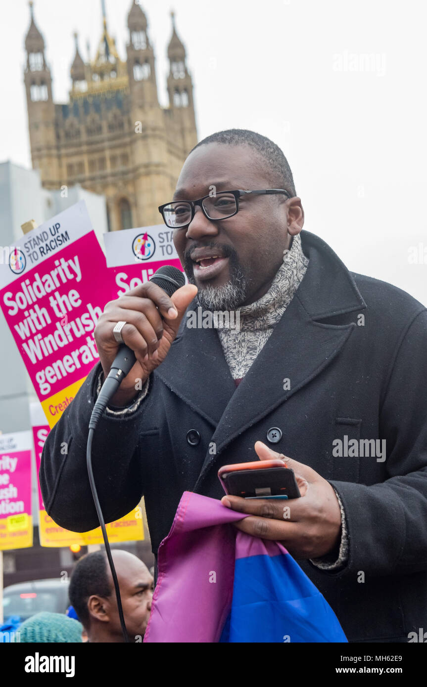 Londres, Royaume-Uni. 30 avril 2018. Un nigérian de la famille Arc-en-ciel LGBT est titulaire d'un drapeau arc-en-ciel comme il parle à la manifestation à l'appui de la pétition appelant à la fin de la déportation des migrants dans le 'Windrush generation' qui est arrivé en Grande-Bretagne entre 1948 et 1971. Il demande au gouvernement de modifier la charge de la preuve, ce qui signifie qu'ils sont maintenant tenus de prouver leur droit de rester, et d'offrir une compensation pour toute perte et blessé.. re depuis de nombreuses années, pa Crédit : Peter Marshall/Alamy Live News Banque D'Images