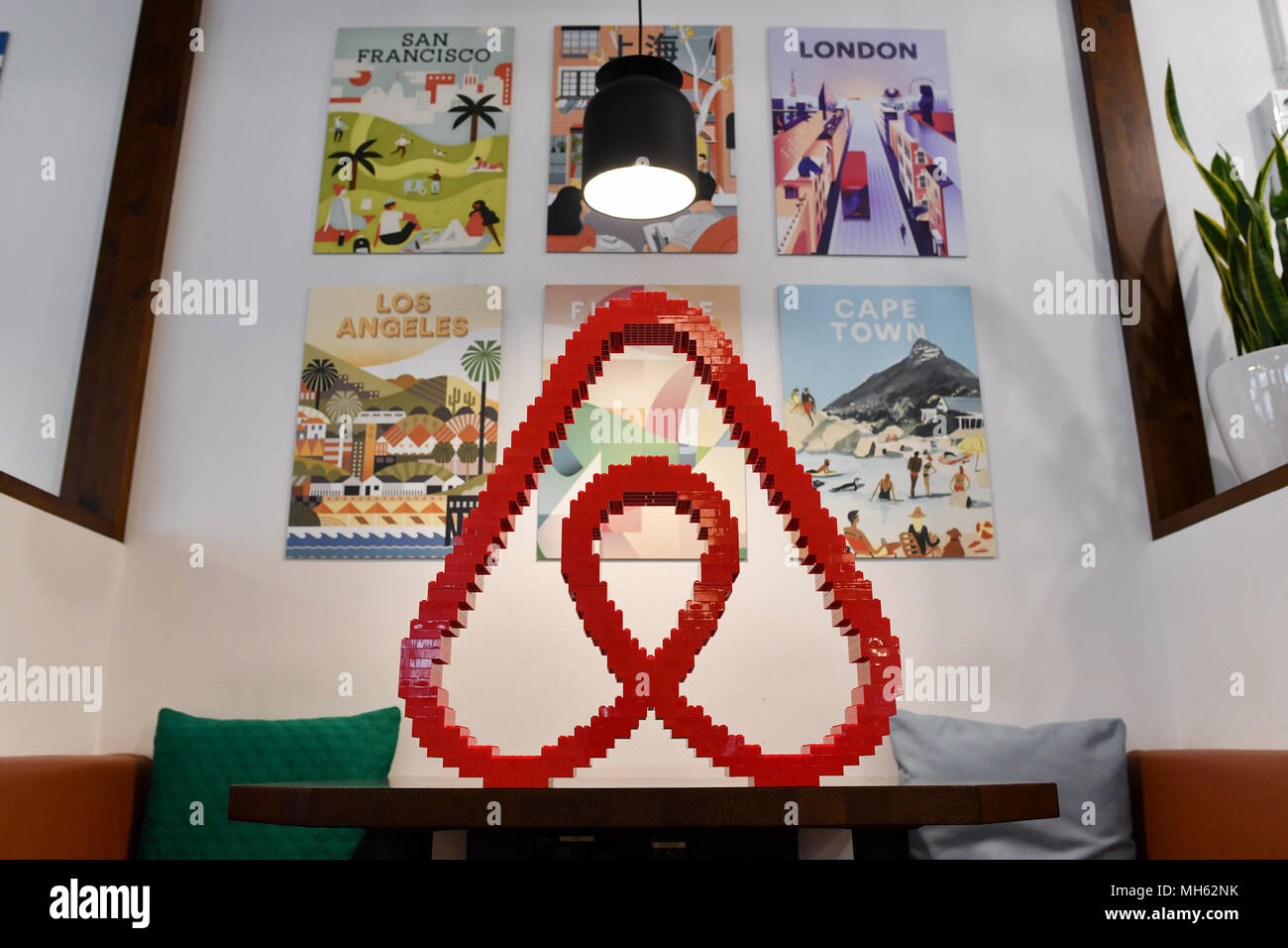 16 avril 2018, Allemagne, Berlin : Airbnb's logo peut être vu dans Airbnb Allemagne GmbH dans le Neue Schoenhauser Street. Airbnb est un marché communautaire pour les gens de réserver et louer l'hébergement locateurs privés et commerciaux de louer des appartements avec le soutien d'organismes. Photo : Jens Kalaene Zentralbild-/dpa/afp Banque D'Images
