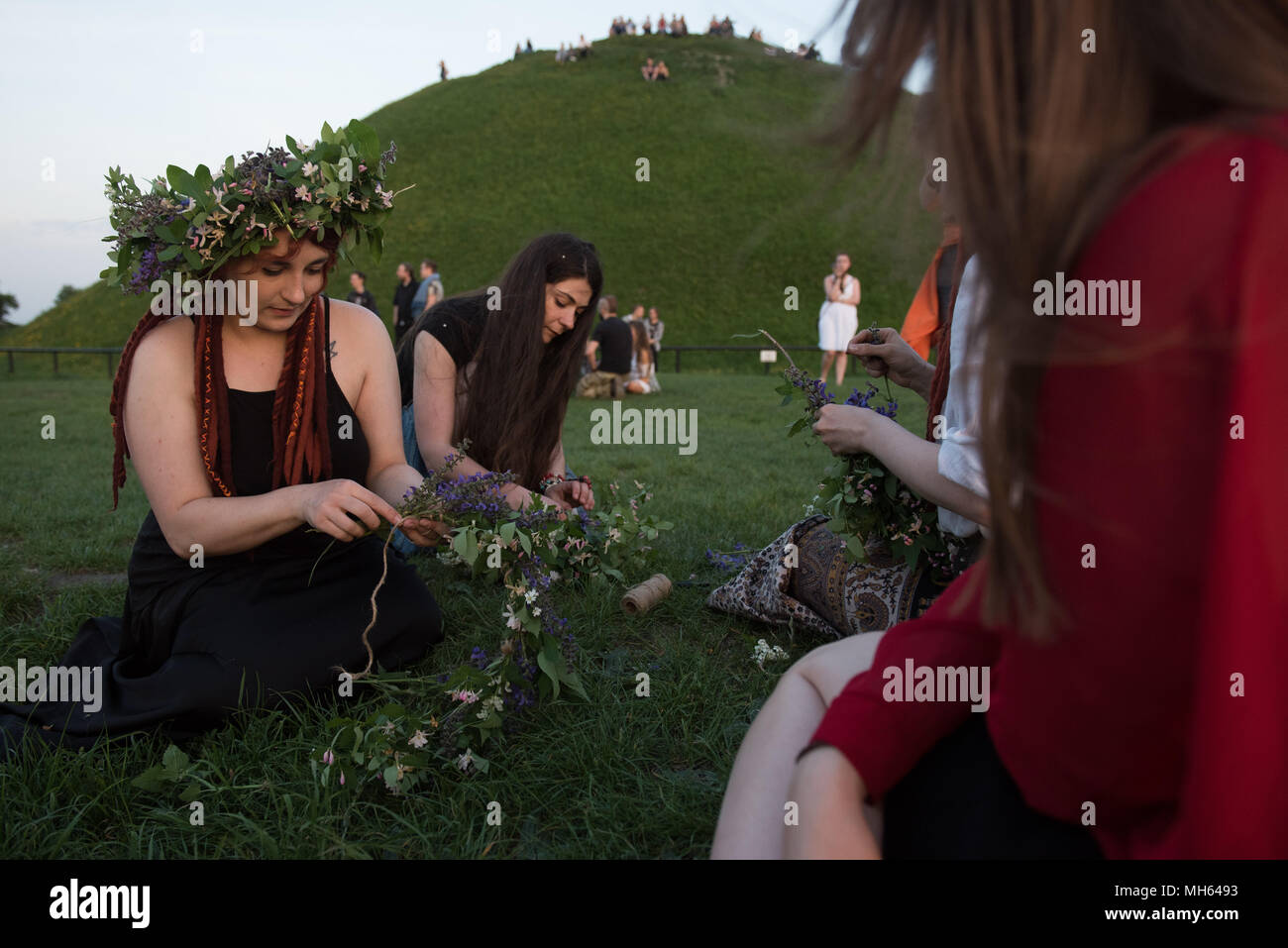 Les participants préparent les corneilles de fleurs au cours de la fête de Beltane Fire à côté de Krakau Mound à Cracovie. La Beltane Fire Festival est un événement annuel d'art participatif qui a eu lieu dans la nuit du 30 avril pour marquer le début de l'été. Banque D'Images