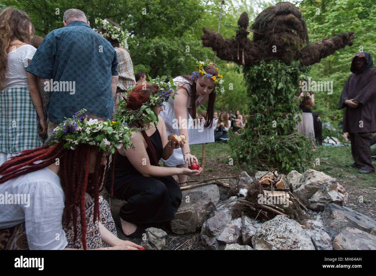 Cracovie, Pologne. Apr 30, 2018. Les participants ont mis l'alimentation avant l'incendie pendant la fête de Beltane Fire à côté de Krakau Mound dans Krakow.La Beltane Fire Festival est un événement annuel d'art participatif qui a eu lieu dans la nuit du 30 avril pour marquer le début de l'été. Credit : Omar Marques/SOPA Images/ZUMA/Alamy Fil Live News Banque D'Images