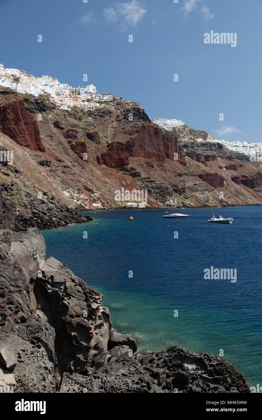 La ville d'Oia perché sur les falaises de Santorin océan bleu ci-dessous Banque D'Images