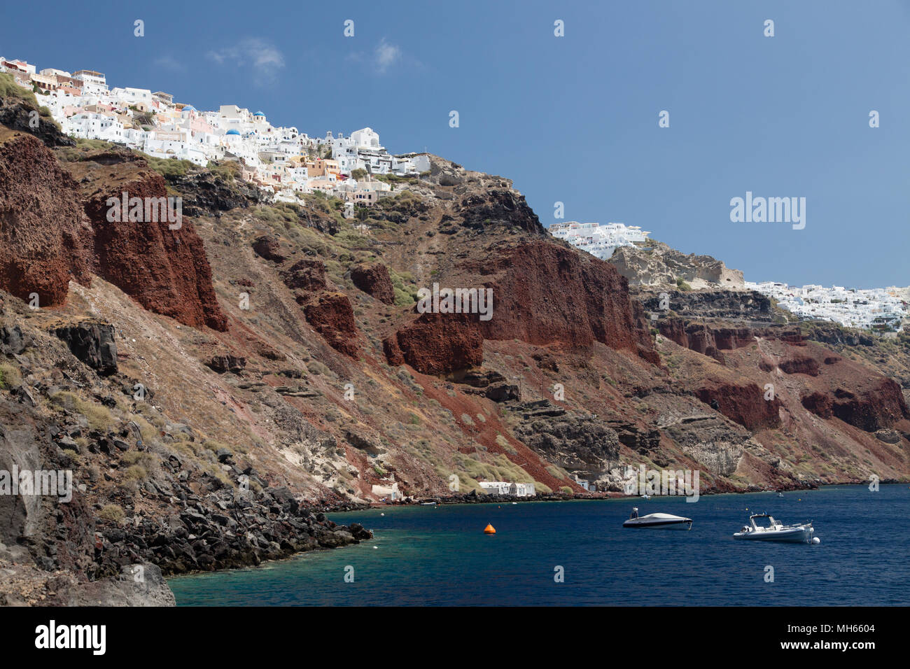 La ville d'Oia perché sur les falaises de Santorin océan bleu ci-dessous Banque D'Images