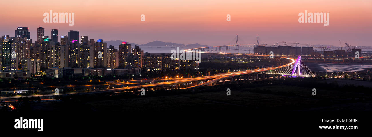 Panorama vue de nuit sur le pont d'Incheon à Incheon, Corée du Sud. Banque D'Images