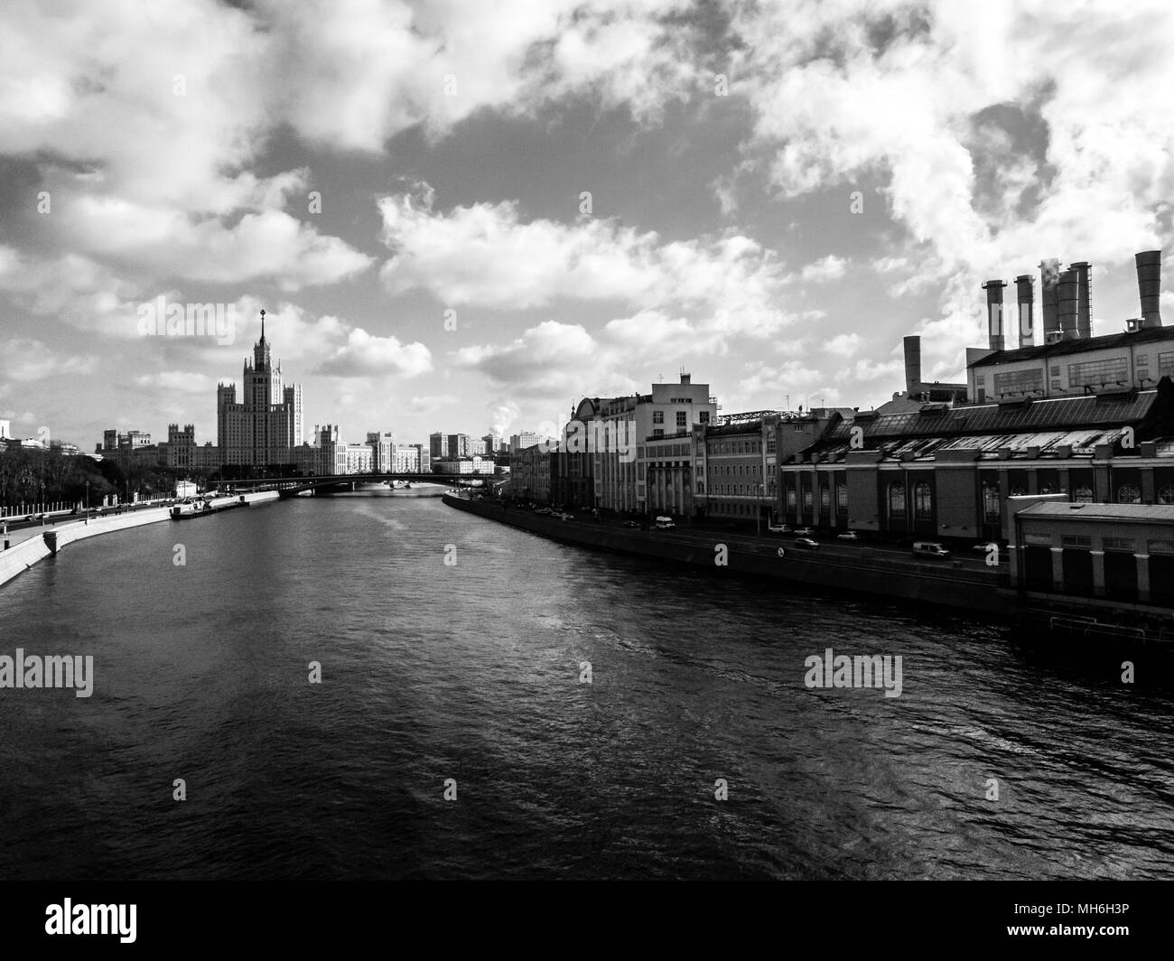 Voir d'skyscapter sur la promenade de la rivière de Moscou, Russie. Image en noir et blanc Banque D'Images