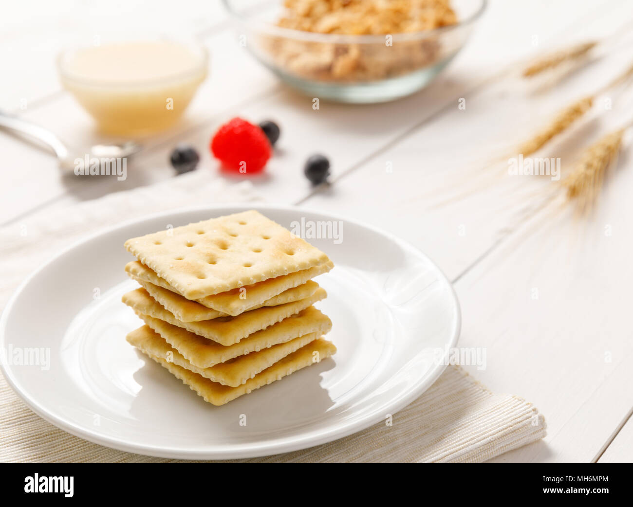 Les craquelins avec du lait concentré et fruits, petit déjeuner Banque D'Images