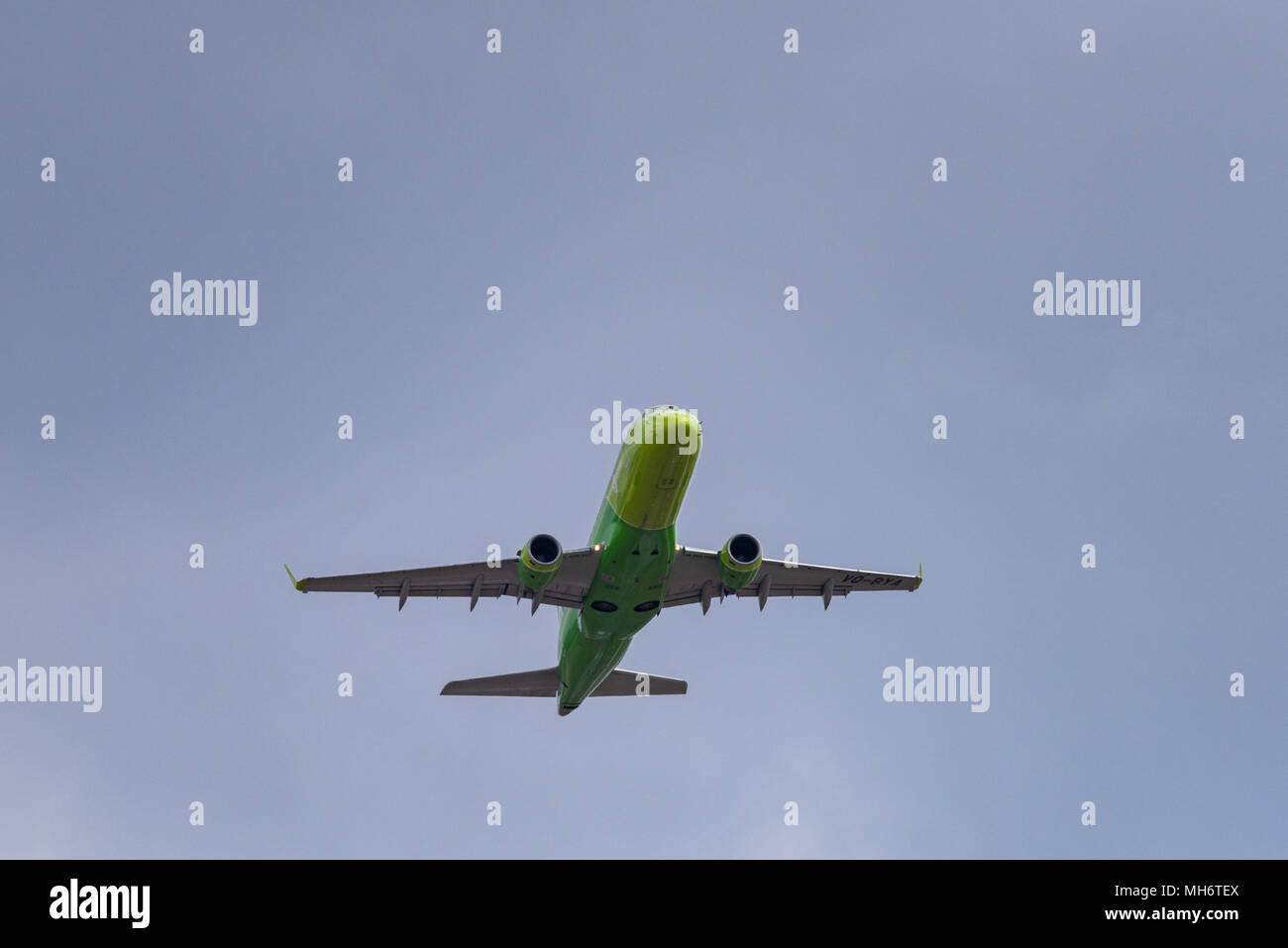 Novosibirsk, Russie - 27 Avril 2018 : Embraer 170-100SU 50-2106-BYA S7 Airlines après le décollage de l'Aéroport International Tolmachevo. Banque D'Images