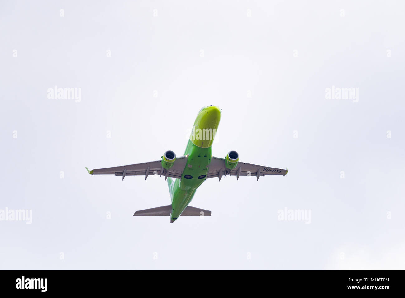 Novosibirsk, Russie - 27 Avril 2018 : Embraer 170-100SU 50-2106-BYA S7 Airlines après le décollage de l'Aéroport International Tolmachevo. Banque D'Images