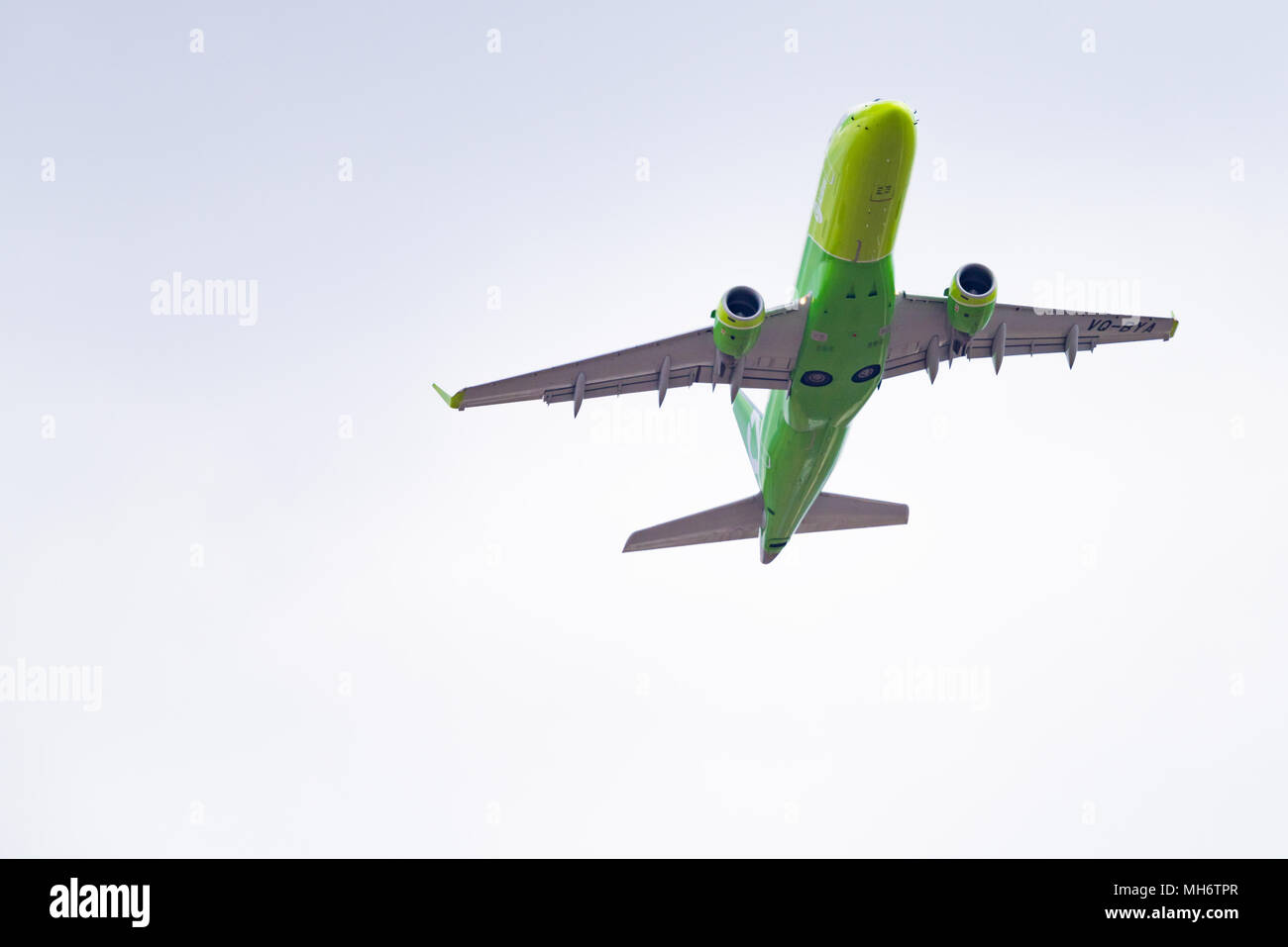 Novosibirsk, Russie - 27 Avril 2018 : Embraer 170-100SU 50-2106-BYA S7 Airlines après le décollage de l'Aéroport International Tolmachevo. Banque D'Images