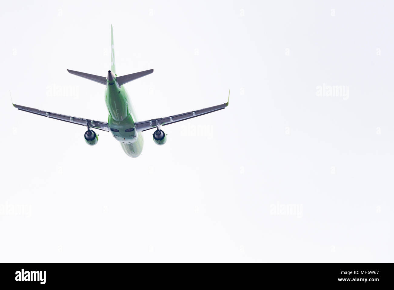 Novosibirsk, Russie - 27 Avril 2018 : Embraer 170-100SU 50-2106-BYA S7 Airlines après le décollage de l'Aéroport International Tolmachevo. Banque D'Images