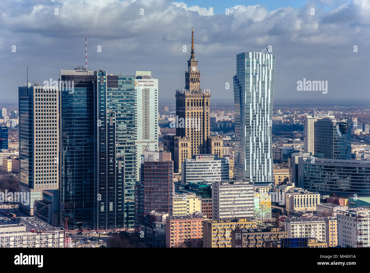 Varsovie / Pologne - 03,16.2017 : avis contraste à l'ancien bâtiment de l'architecture ( Palais de la Culture et de la science) et les gratte-ciel modernes juste à côté. Banque D'Images