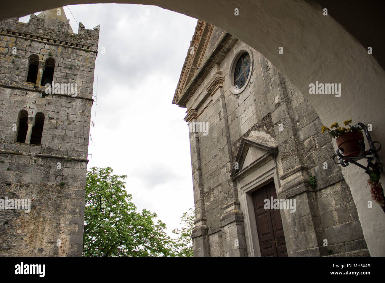 Istrie Central (Istra), Croatie - vieille église en pierre et beffroi dans une petite ville médiévale Hum Banque D'Images