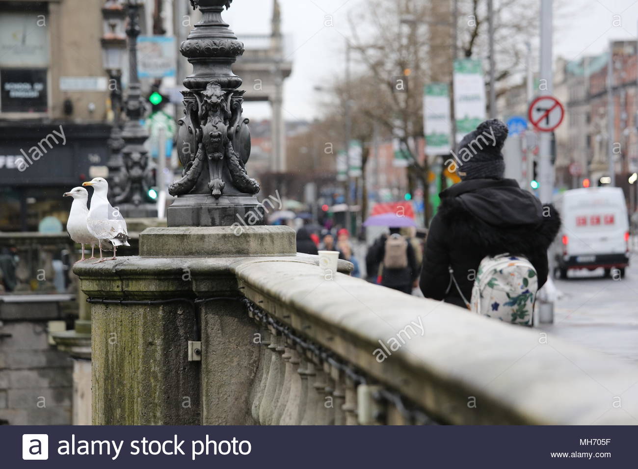 Un jour de pluie à Dublin le ciel nuages au-dessus de la région de O'Connell street, la prévision devient sombre. Banque D'Images