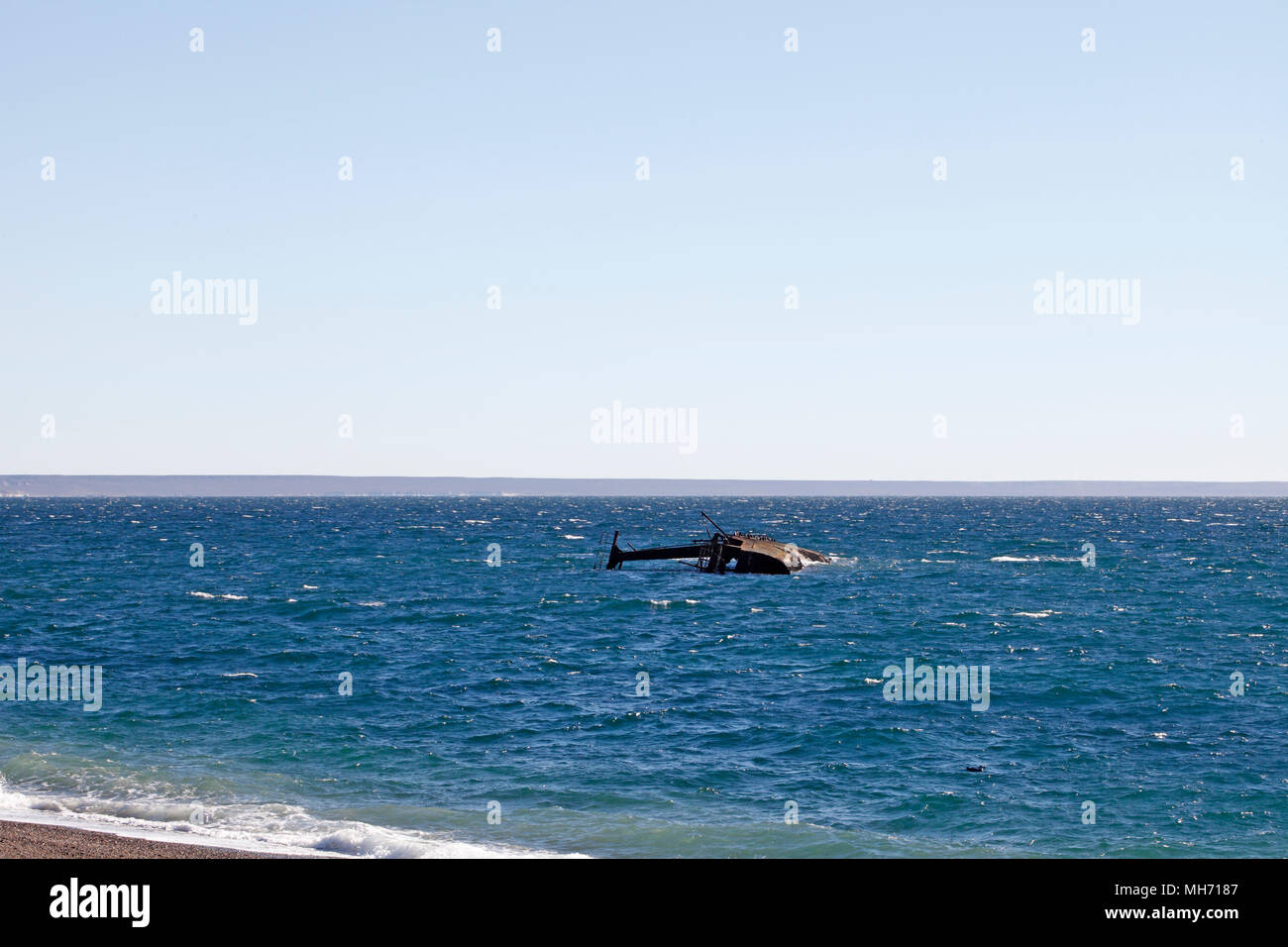 Bateau de pêche en contrebas, Chubut. Banque D'Images