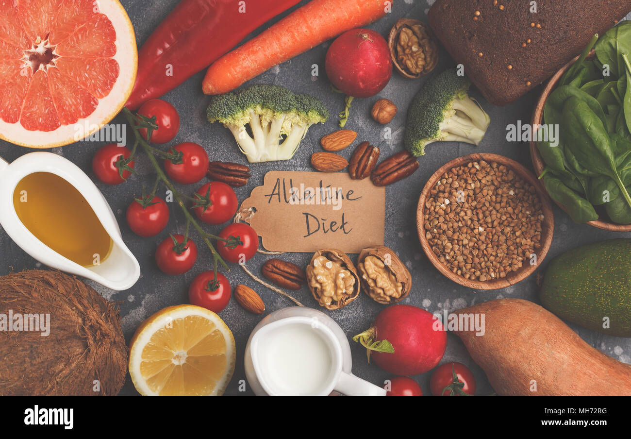 Arrière-plan de la nourriture saine, des produits de régime alcalin - fruits, légumes, céréales, noix, huile, fond sombre Banque D'Images