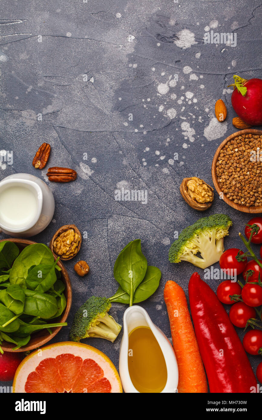 Arrière-plan de la nourriture saine, des produits de régime alcalin - fruits, légumes, céréales, noix, huile, fond sombre Banque D'Images