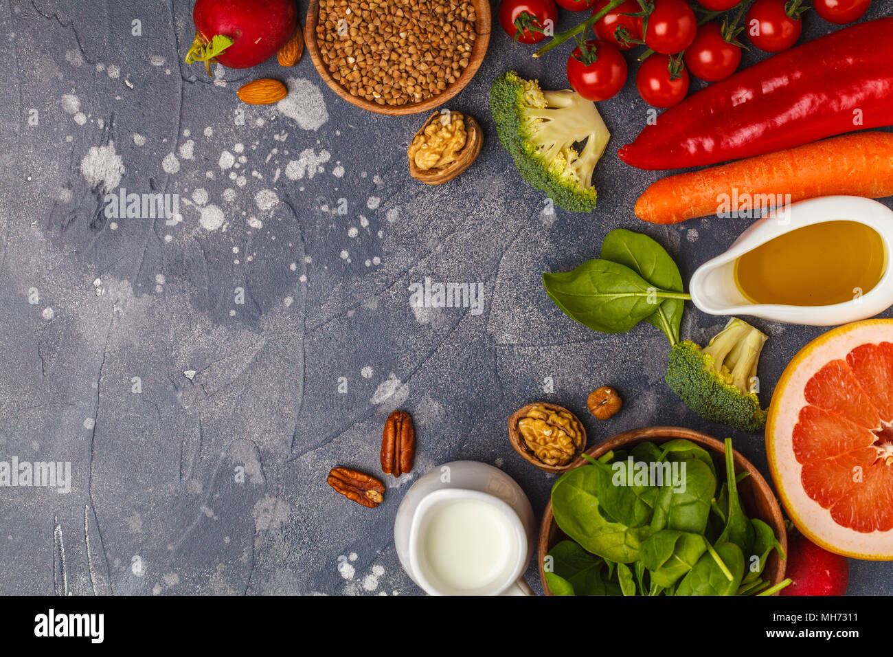 Arrière-plan de la nourriture saine, des produits de régime alcalin - fruits, légumes, céréales, noix, huile, fond sombre Banque D'Images