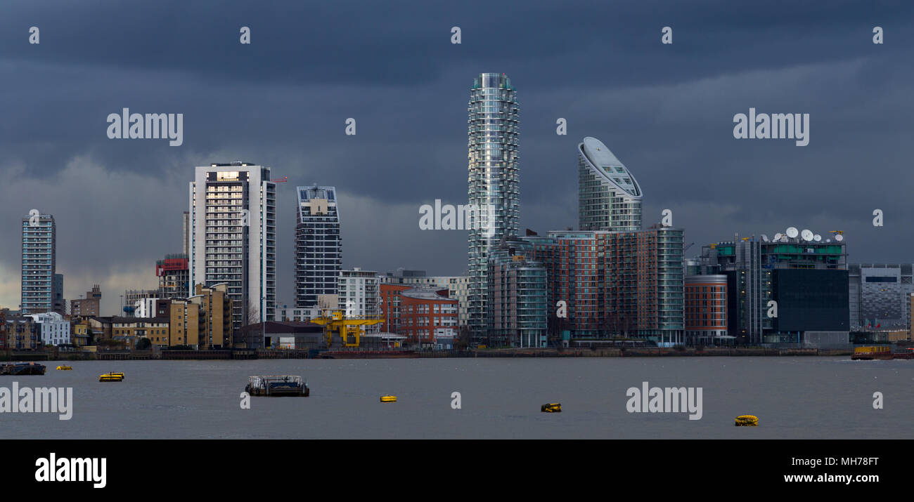 Vue de front de l'Est de Londres près de Excel, west Silvertown. Gratte-ciel moderne de résidences et de bureaux. Banque D'Images