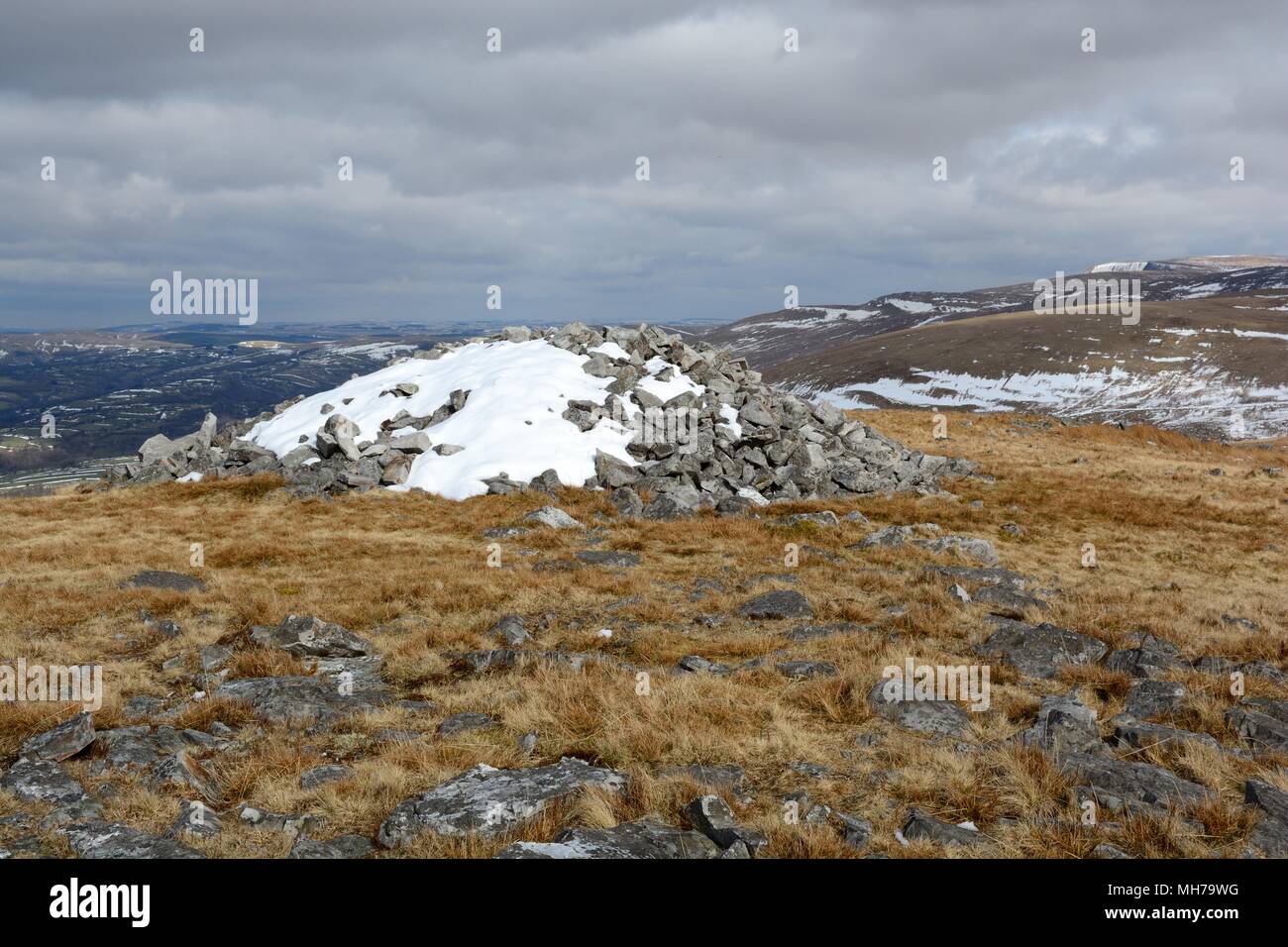 * Plusieurs autres calvaires parsèment Pen Carn Cairn Ddu Âge du Fer préhistoire fort Mynydd Ddu montagnes noires Llandovery Parc national de Brecon Beacons au Pays de Galles Cymru UK Banque D'Images