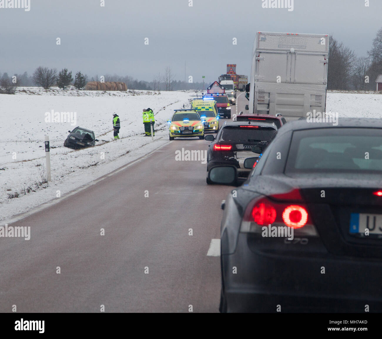 Dans la file d'attente après un accident mortel de la circulation au cours de l'hiver 2018 Banque D'Images