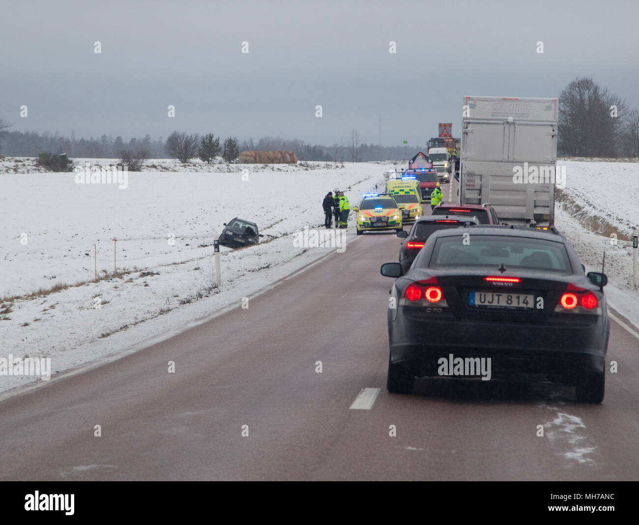 Dans la file d'attente après un accident mortel de la circulation au cours de l'hiver 2018 Banque D'Images