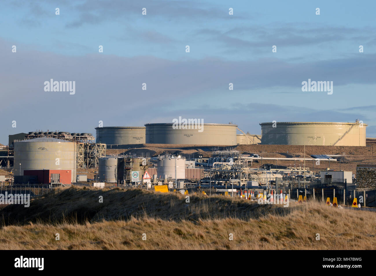 Les réservoirs de pétrole brut sur le terminal pétrolier de Sullom Voe dans l'Îles Shetland Banque D'Images