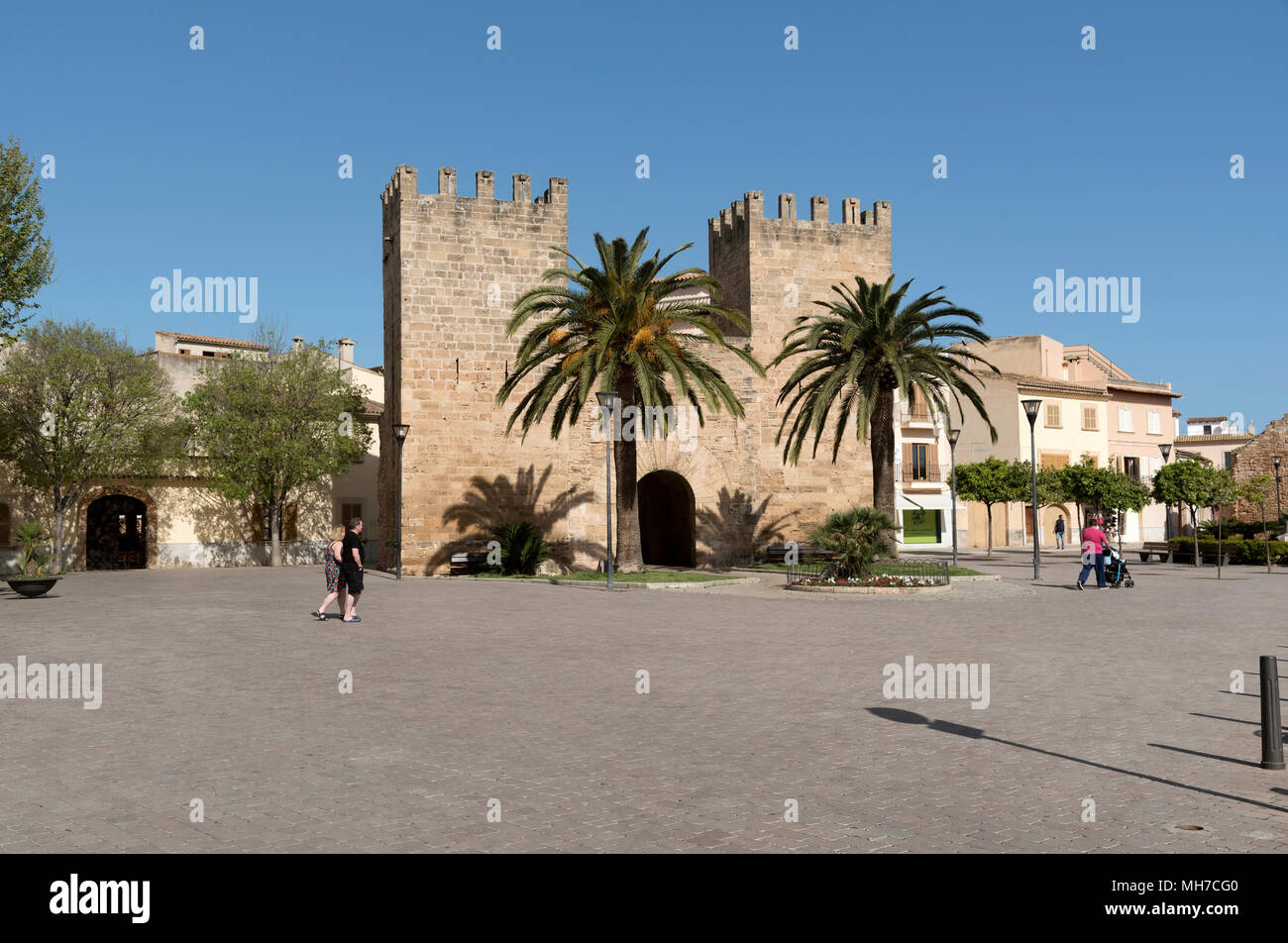 Alcudia, Majorque, Îles Baléares, Espagne. En 2018. La Porta del Moll ou Porta de Xara, comme on l'appelle. Une porte dans la muraille médiévale dans le vieux quartier de Banque D'Images