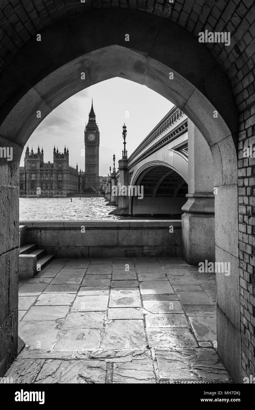 Big Ben à travers River Banque D'Images