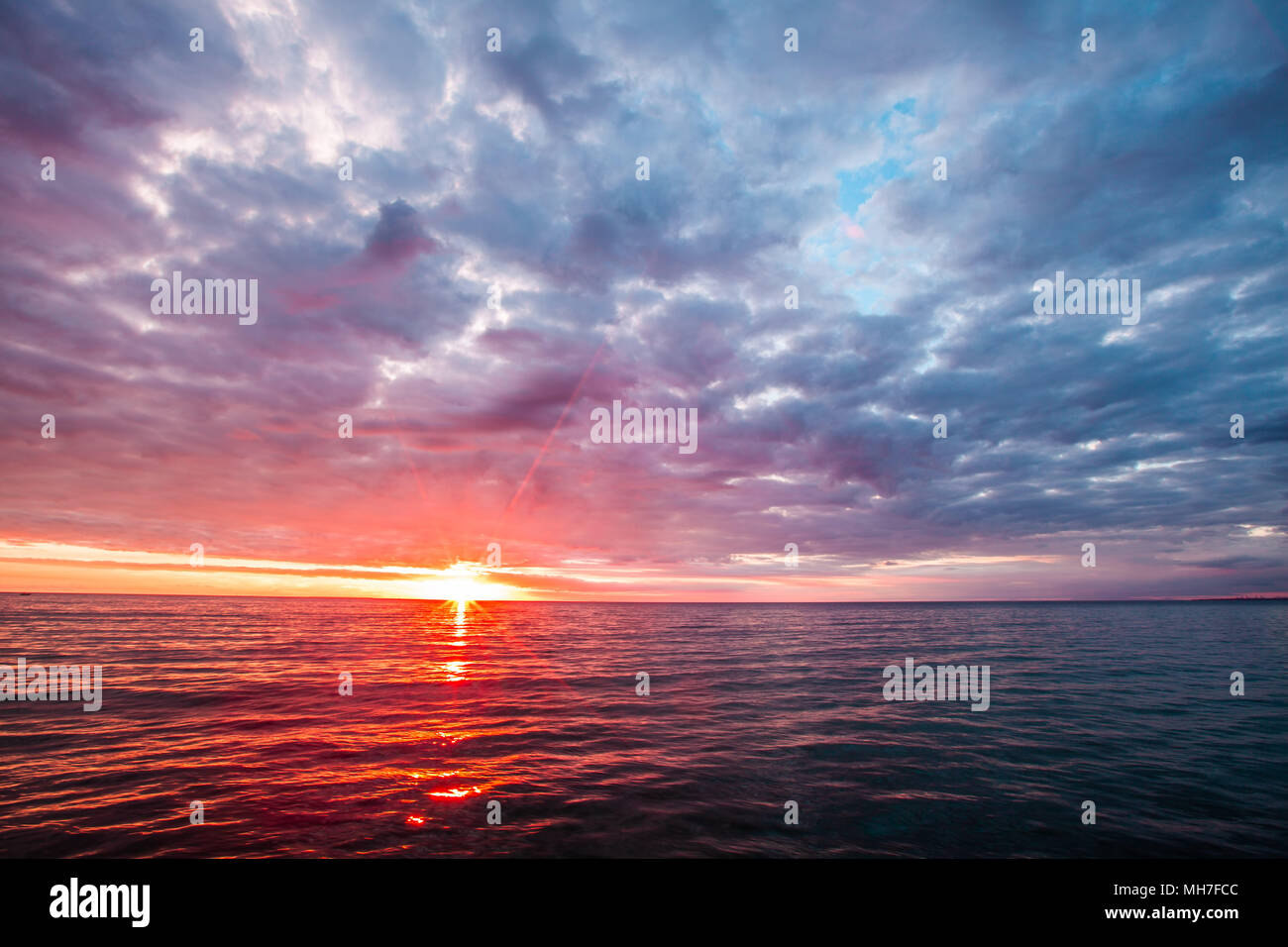 Les nuages orageux au-dessus des eaux calmes avec de toucher l'horizon. Seascape minimaliste Banque D'Images