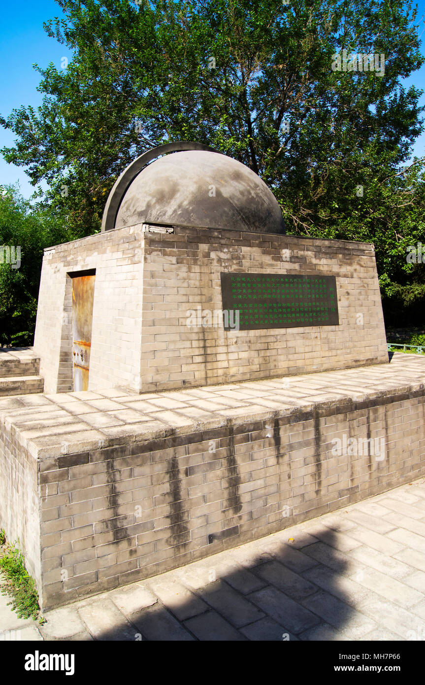 Instrument astronomique chinois historique dans le jardin d'ornement de l'ancien Observatoire de Beijing, à Beijing, en Chine. Banque D'Images