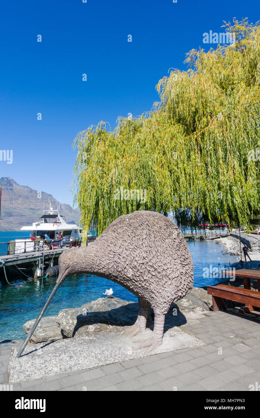 Queenstown ile sud Nouvelle zelande Kiwi géant statue par le côté de Lac Wakatipu Queenstown queenstown quai paquebot ile sud Nouvelle zelande Banque D'Images Queenstown ile sud Nouvelle zelande Kiwi géant statue par le côté de Lac Wakatipu Queenstown queenstown quai paquebot ile sud Nouvelle zelande Banque D'Images