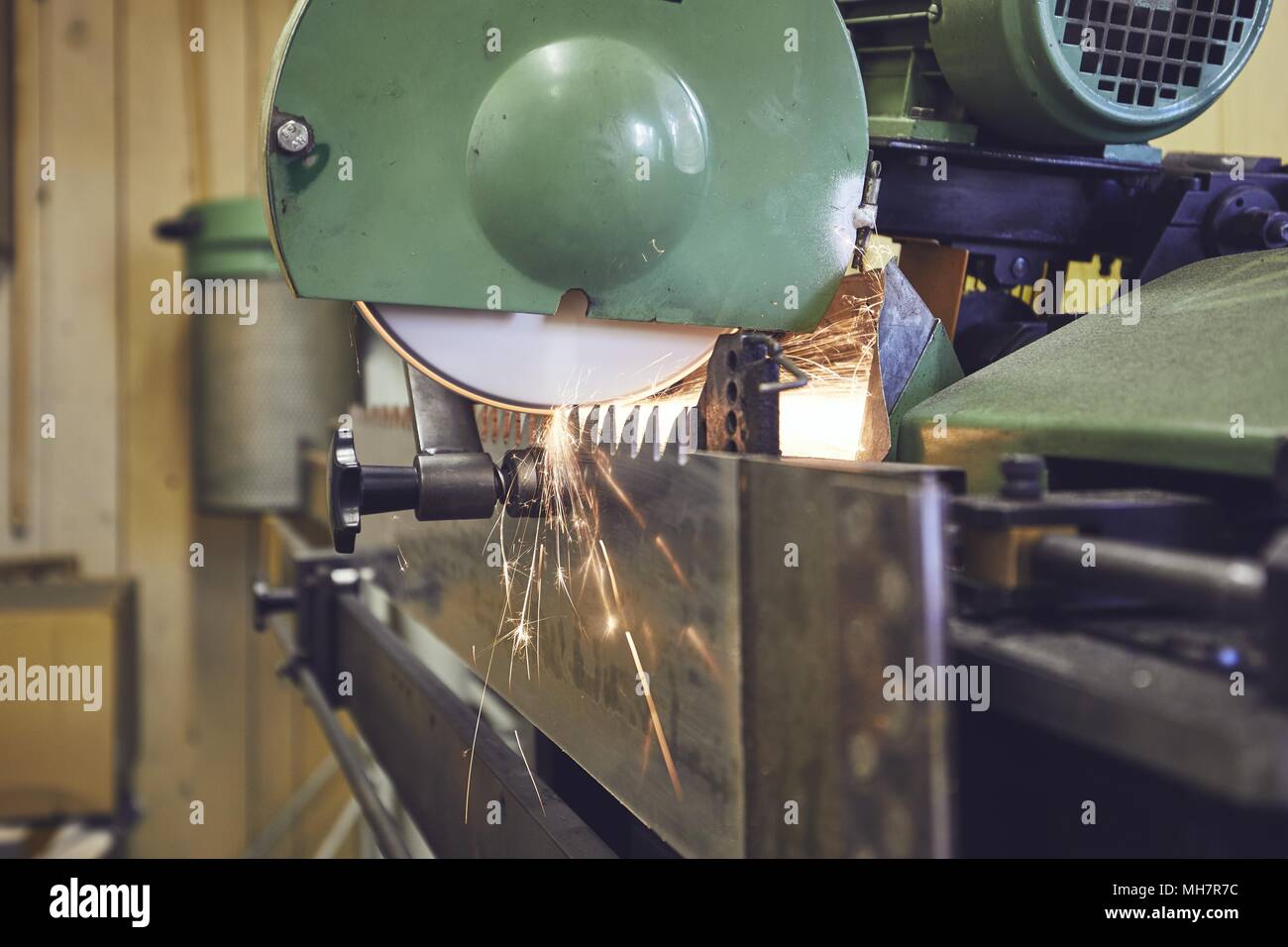 Le travail quotidien à la scierie. Accentuation de la scie. Banque D'Images