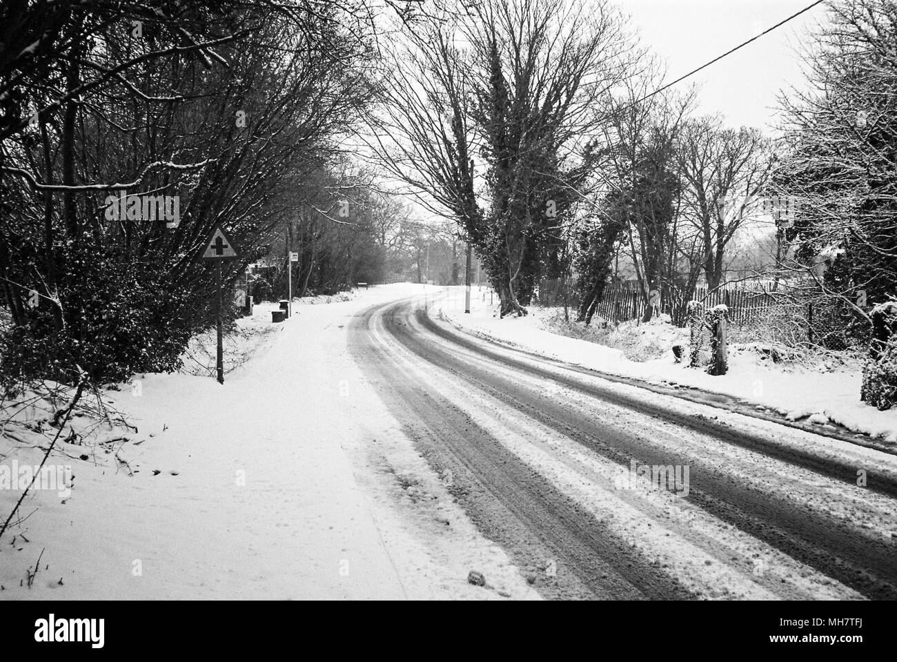 Chute de neige en bas, Lymington Road, Medstead, Alton, Hampshire, Royaume-Uni. Banque D'Images