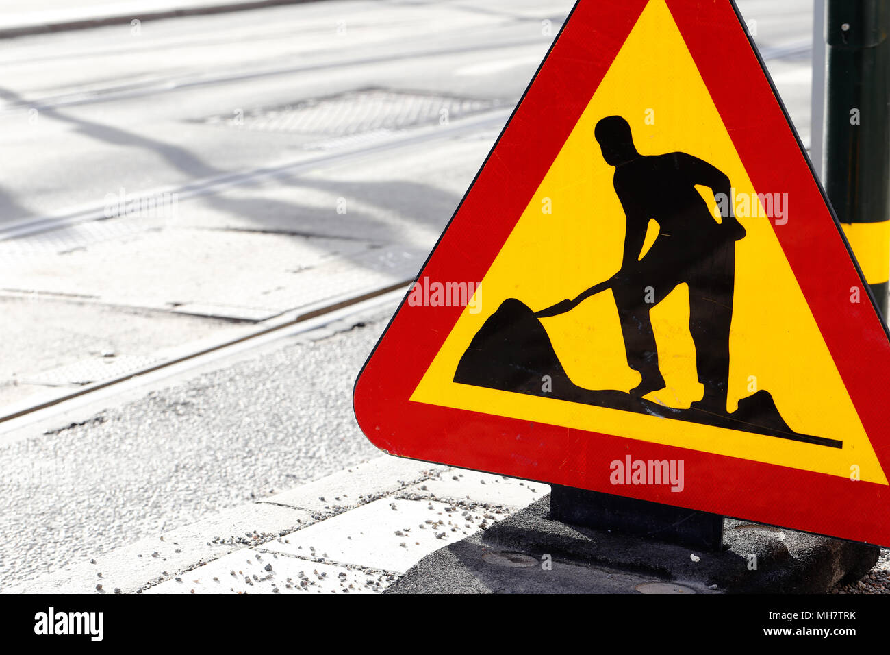 Signe de route Avertissement de travaux routiers à une rue avec la voie de tramway.. Banque D'Images