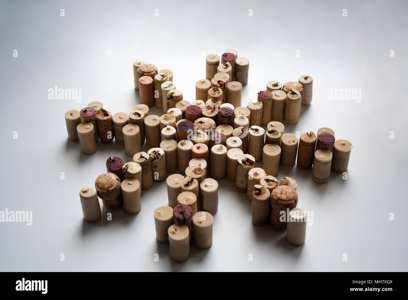 Wine corks rose des vents d'ossature isolé sur fond blanc Banque D'Images