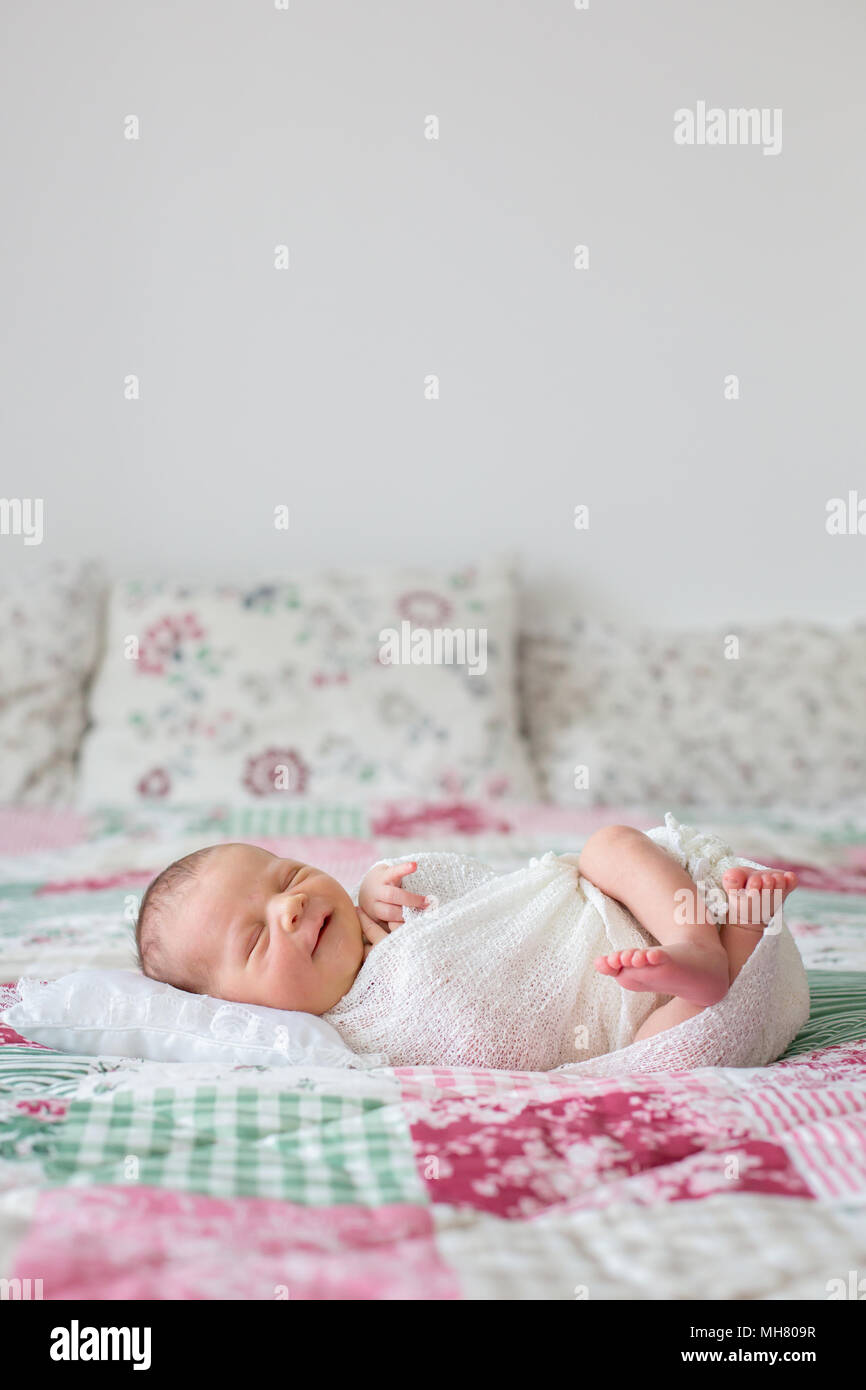 Beau Bebe Nouveau Ne Garcon Souriant Largement Enveloppee En Finalisation Couchee Dans Son Lit Dormant Paisiblement Le Sommeil Du Nourrisson Au Lit Un Peu Petit Enfant En Bonne Sante Photo Stock Alamy