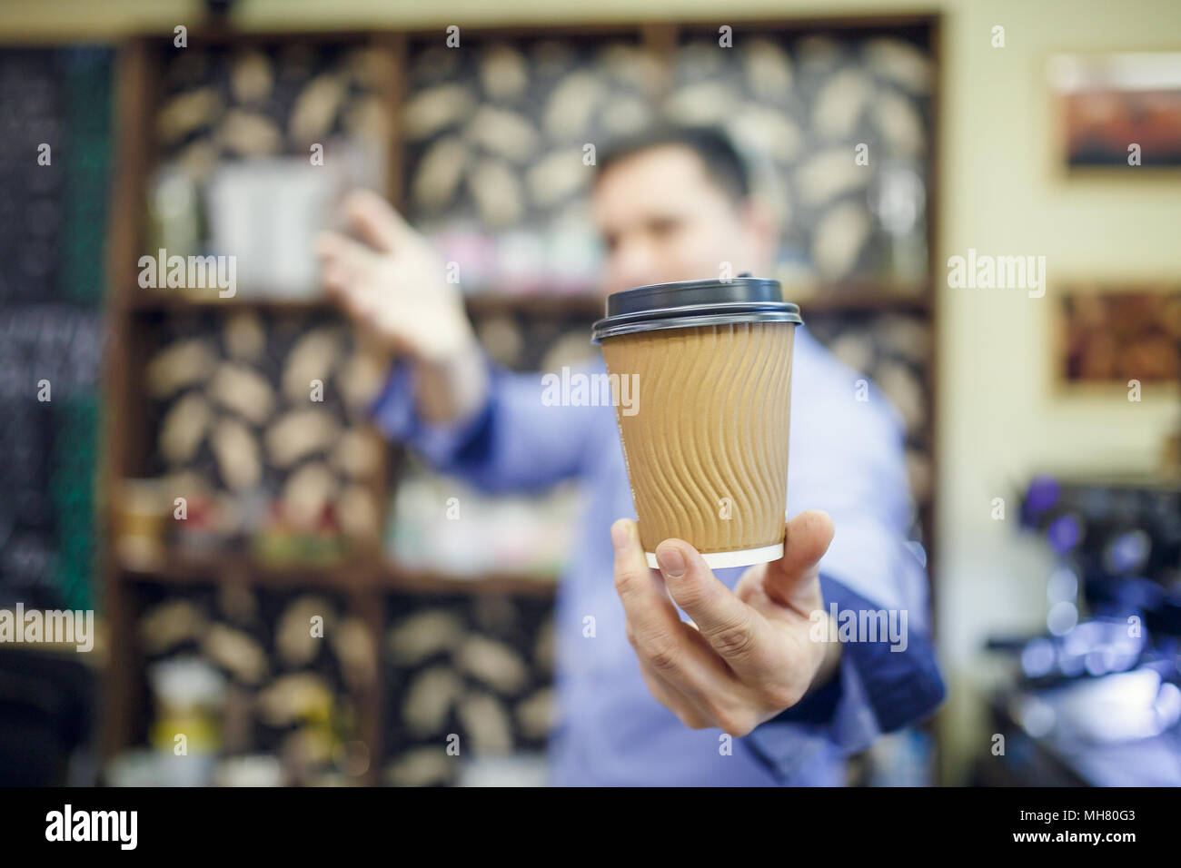 Image de barista man holding glass en mains. Se concentrer sur le verre. Banque D'Images