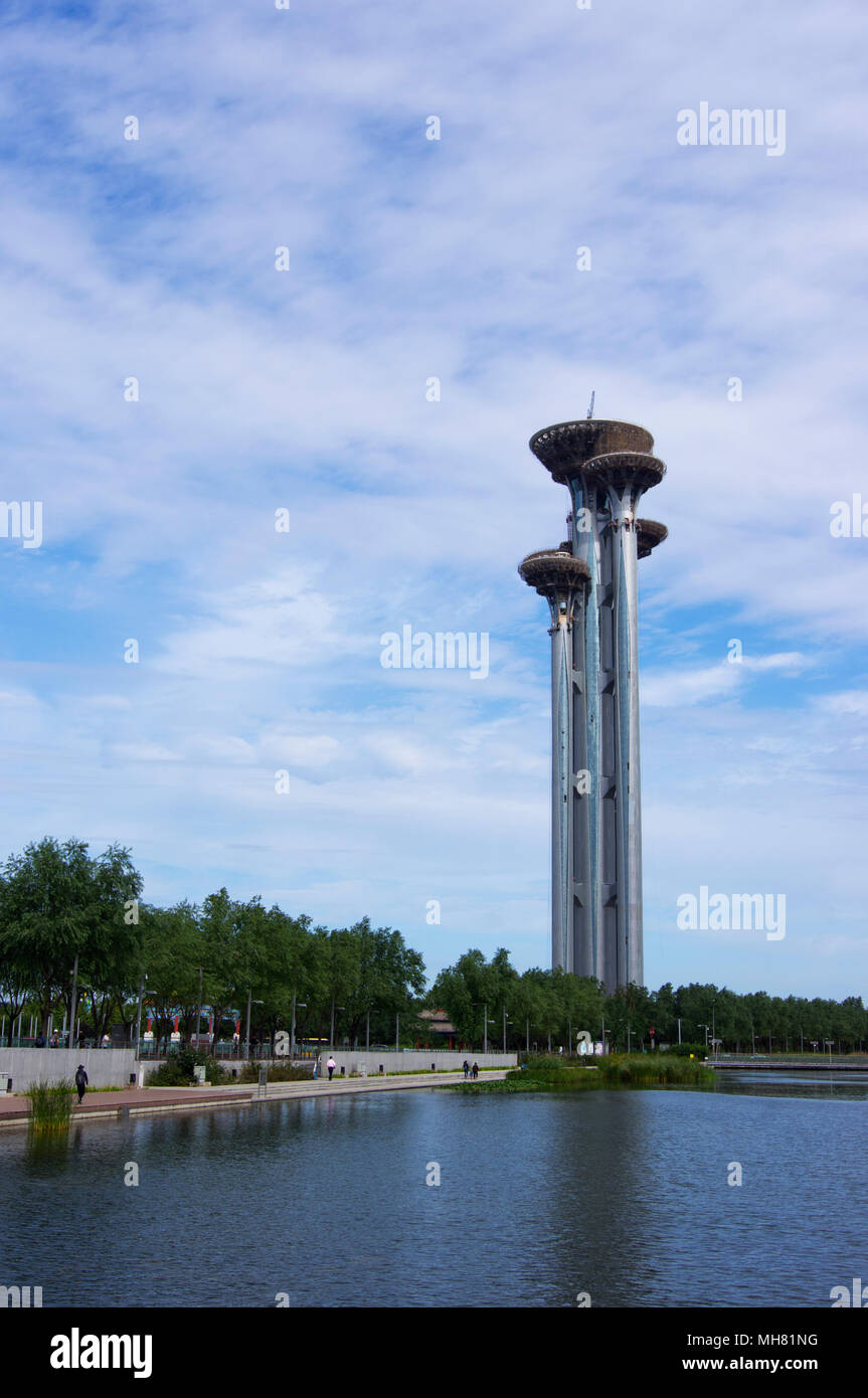 Tour d'observation du Parc olympique reflète dans la pièce d'eau dans le Parc olympique de Beijing, Chine. Banque D'Images