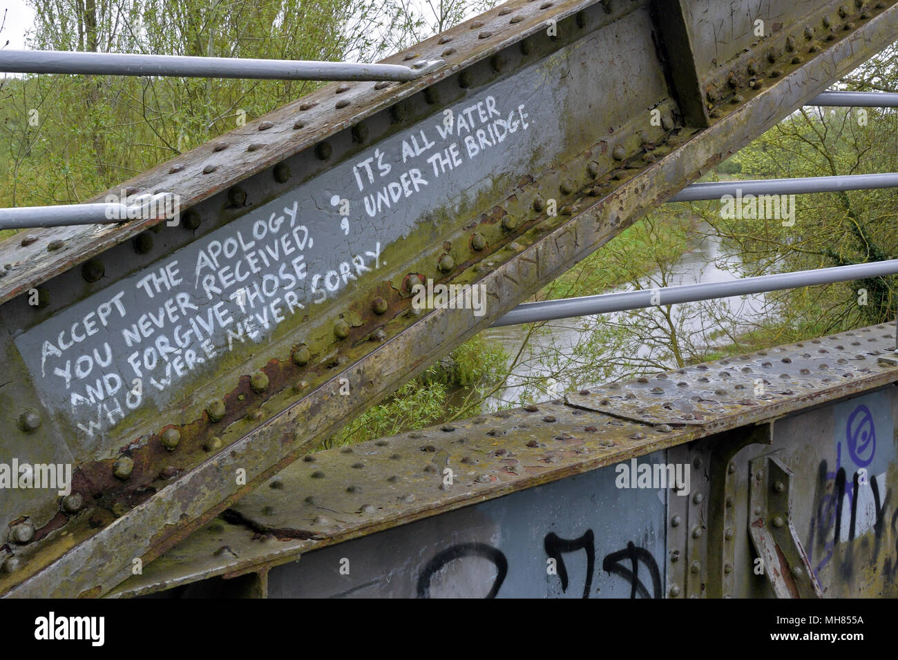 Graffiti sur un vieux philosophique-frame pont de chemin de fer traversant la rivière Wensum à Drayton, Norfolk, qui fait maintenant partie de l'hôtel Marriott's Way sentier de longue distance Banque D'Images