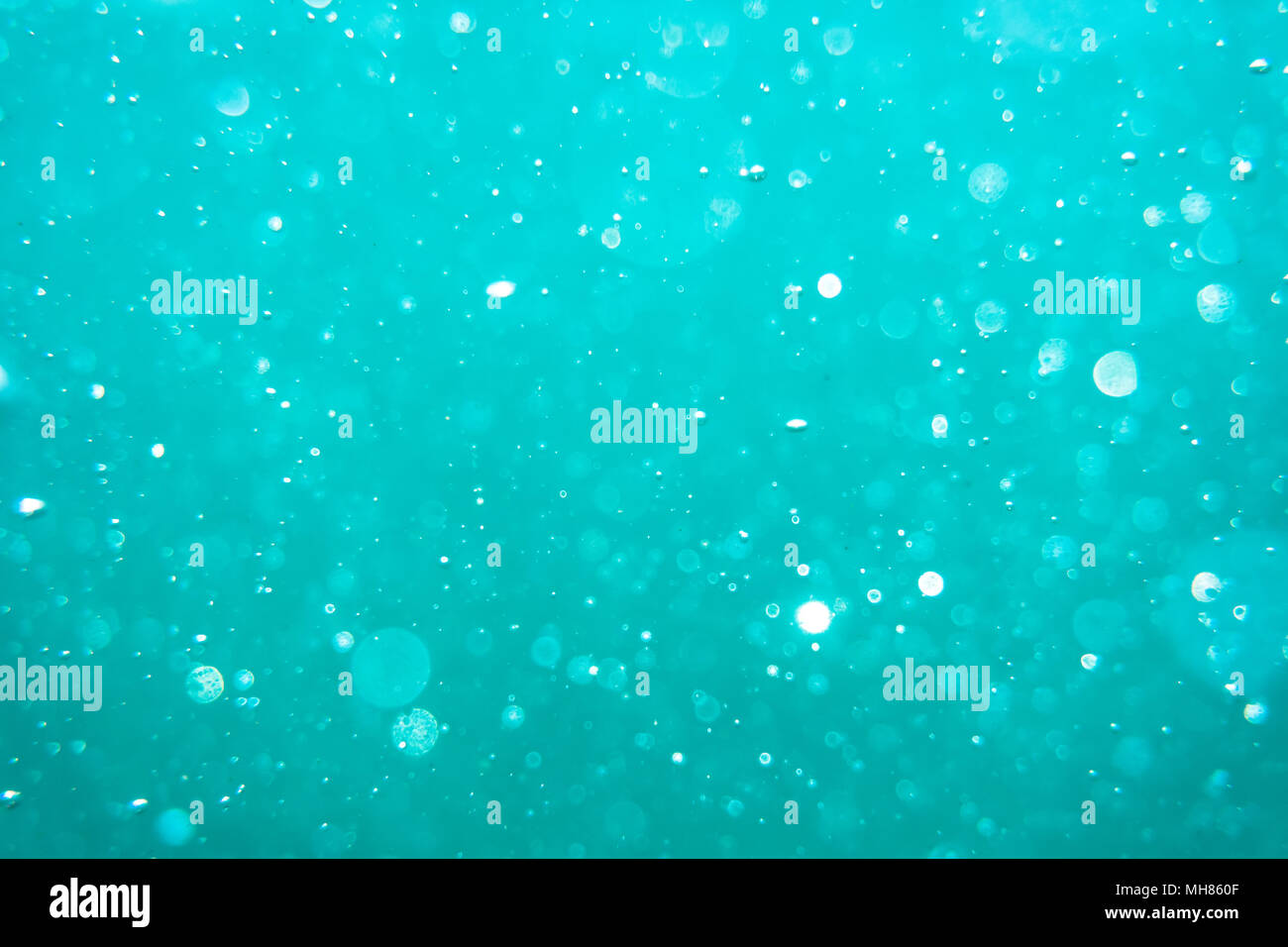 Résumé Sous l'arrière-plan flou et de bulles. Sous l'eau turquoise de l'océan en texture. Banque D'Images