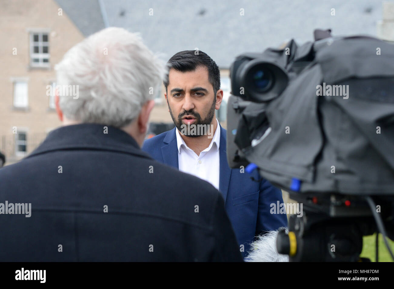 Humza Yousaf Scottish secrétaire aux transports en tenant aux questions de la presse en ce qui concerne le Nord de l'île un service de traversier vers les îles Shetland Banque D'Images Humza Yousaf Scottish secrétaire aux transports en tenant aux questions de la presse en ce qui concerne le Nord de l'île un service de traversier vers les îles Shetland Banque D'Images