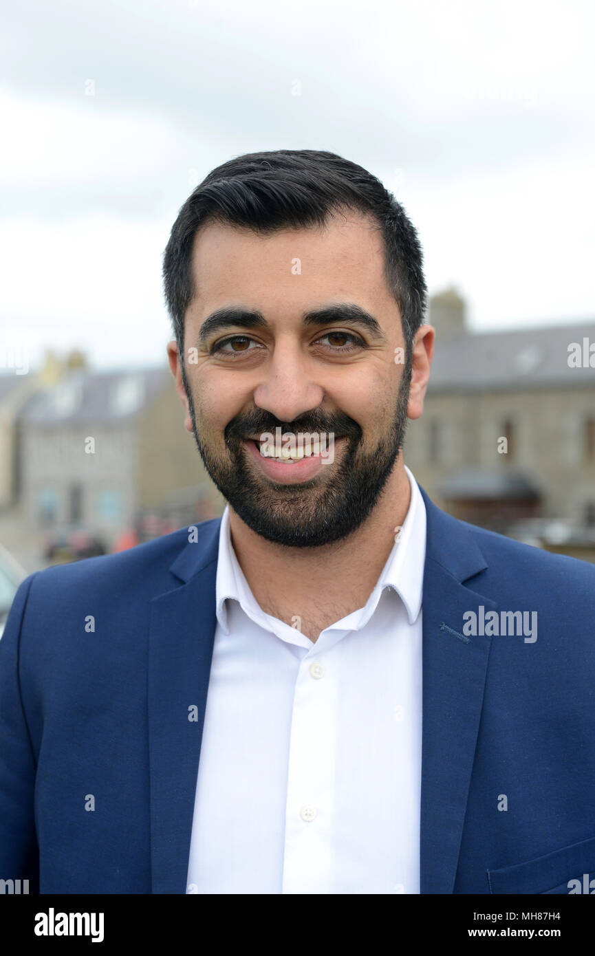 Humza Yousaf Scottish secrétaire aux transports en tenant aux questions de la presse en ce qui concerne le Nord de l'île un service de traversier vers les îles Shetland Banque D'Images Humza Yousaf Scottish secrétaire aux transports en tenant aux questions de la presse en ce qui concerne le Nord de l'île un service de traversier vers les îles Shetland Banque D'Images