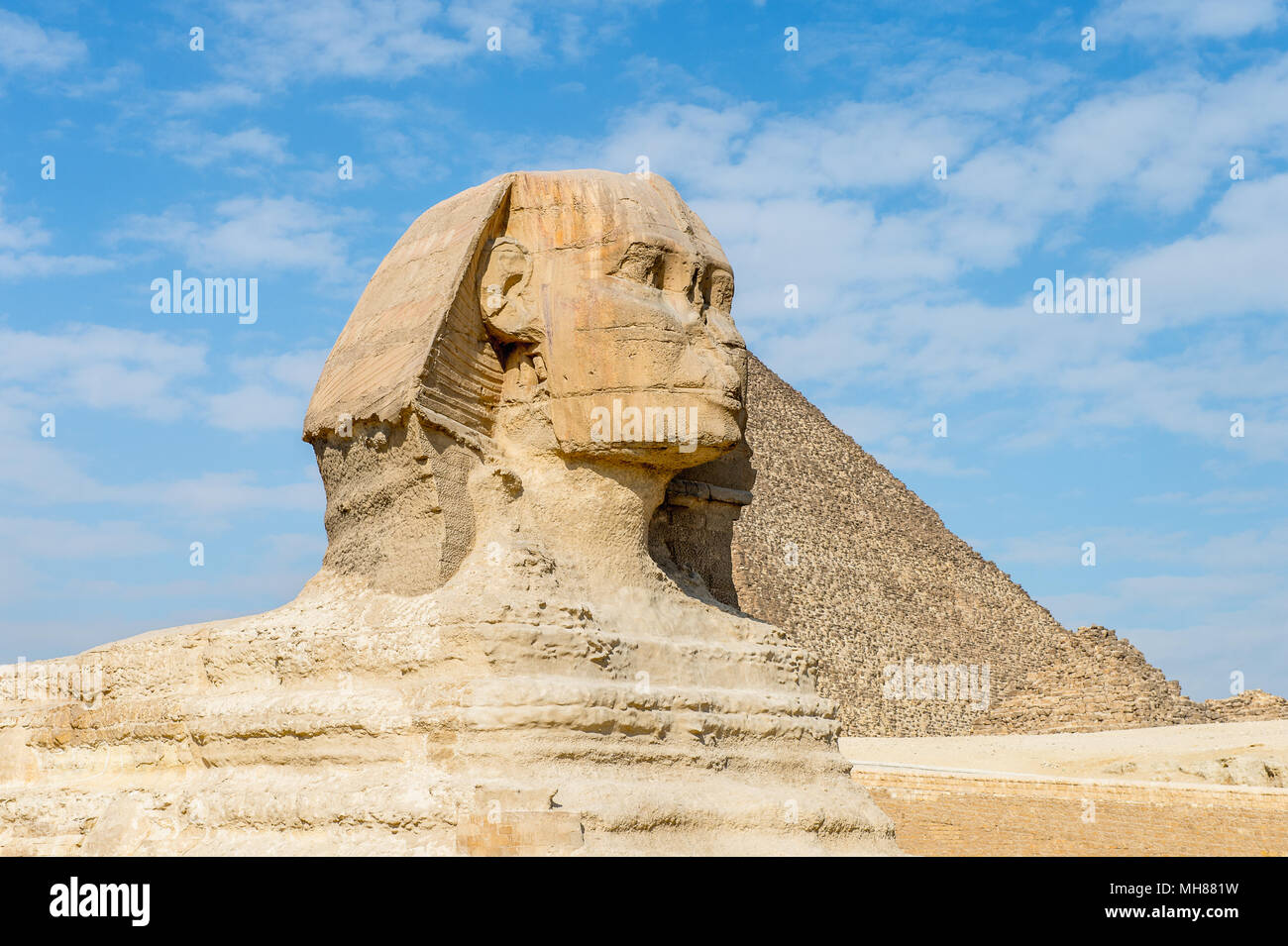 Grand Sphinx de Gizeh, une statue en pierre calcaire d'une créature mythique avec son corps de lion et une tête humaine), Karnak Temple, à l'ouest du Nil, Giza, Egypte Banque D'Images