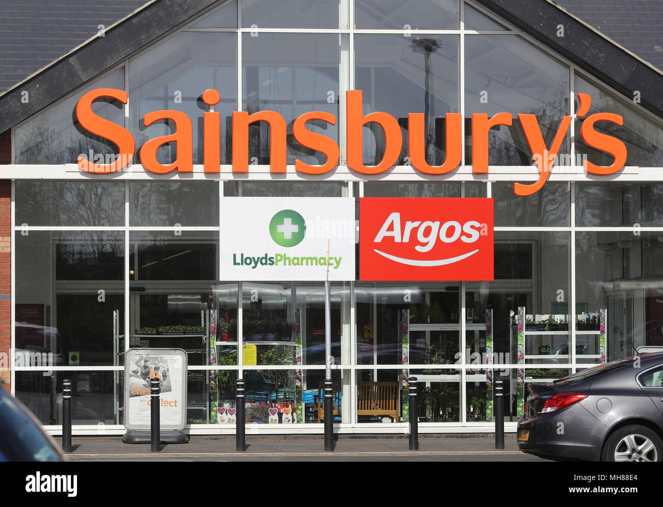 Vue générale de l'entrée d'un supermarché Sainsbury's, intégrant un Lloyds Pharmacy et un magasin Argos, en Whitley Bay, North Tyneside. Banque D'Images