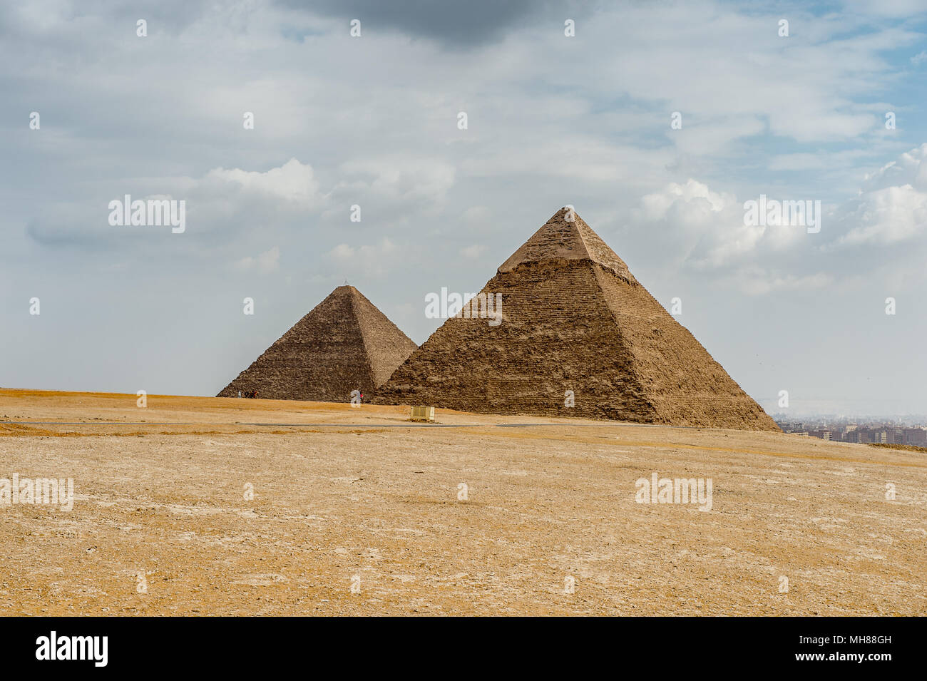 Pyramide de Khafré (pyramide de Khéphren) et pyramide de Khéops, à ...