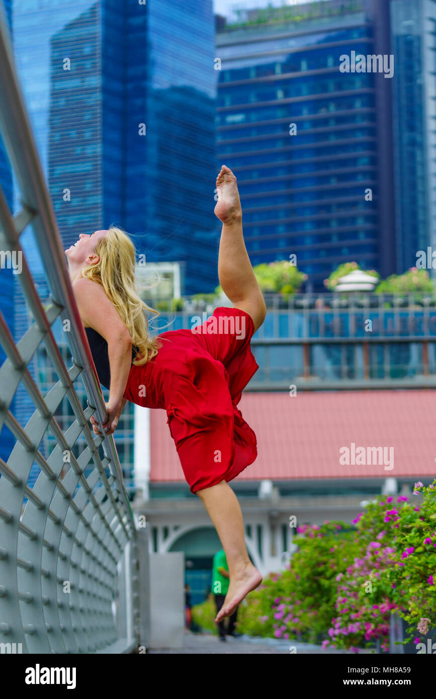 Femme élégante danseuse de ballet ballet de danse dans la ville de Singapour Banque D'Images