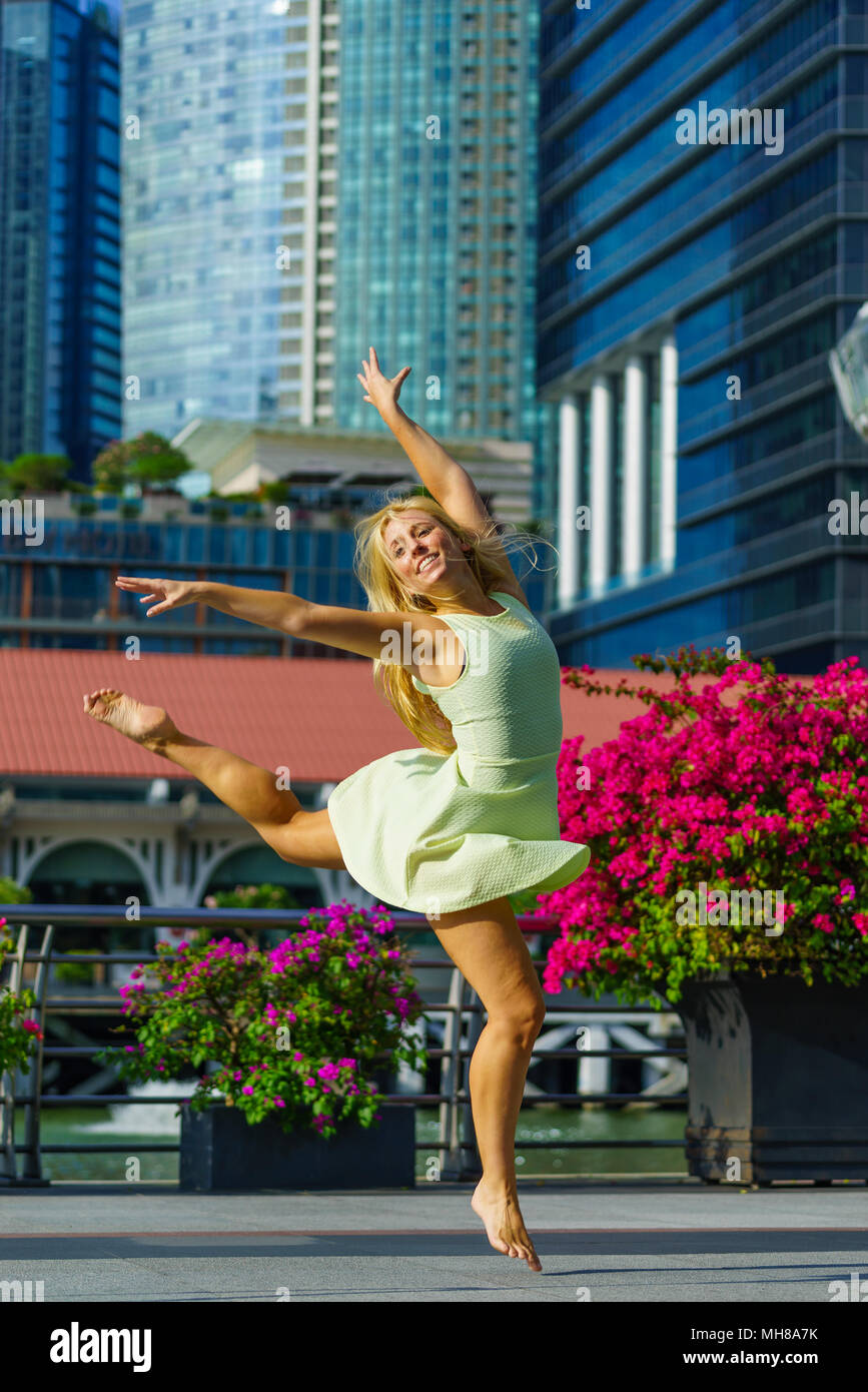 Femme élégante danseuse de ballet ballet de danse dans la ville de Singapour Banque D'Images