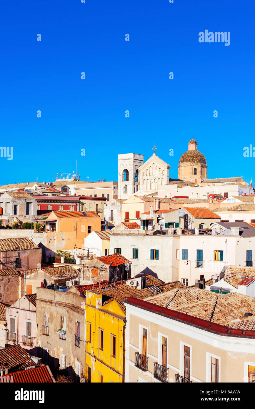 Une vue aérienne de la vieille ville de Cagliari, en Sardaigne, Italie, mettant en relief le clocher et le haut de la façade de la cathédrale de Saint Marias Banque D'Images