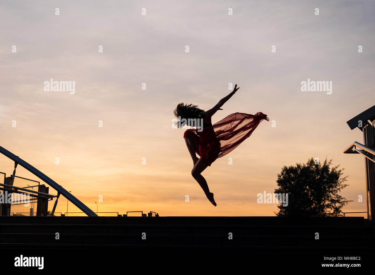 Femme élégante danseuse de ballet ballet de danse dans la ville de Singapour au lever du soleil Banque D'Images