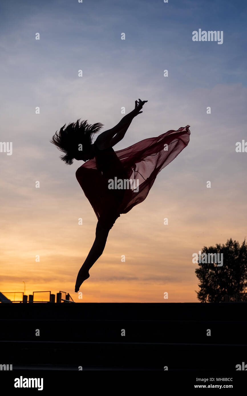 Femme élégante danseuse de ballet ballet de danse dans la ville de Singapour au lever du soleil Banque D'Images